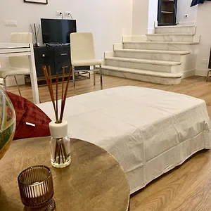 Casa Con Giardinetto Al Centro Di Appartamento